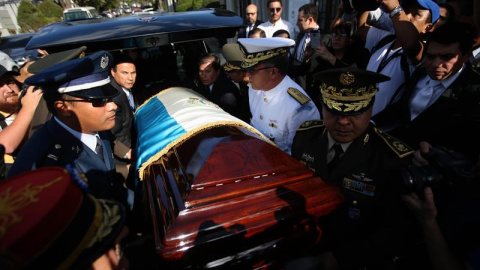 Miembros del Estado Mayor de las Fuerzas Armadas de Guatemala cargan el féretro del exdictador guatemalteco José Efraín Ríos Montt hoy, domingo 1 de abril de 2018, durante su funeral en un cementerio privado en Ciudad de Guatemala (Guatemal