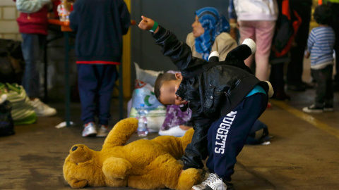 Un niño sonríe, a su llegada al punto de registro de los refugiados recién llegados.- MICHAEL DALDER (REUTERS)