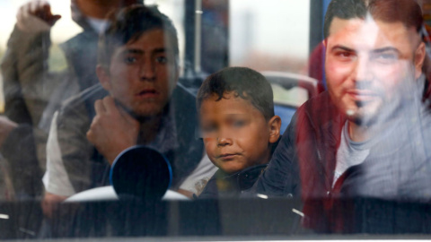 Refugiados en un tren en la estación principal de Múnich.- Michael Dalder (REUTERS)