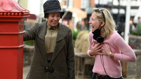 La actriz Olivia Colman con la directora Thea Sharrock.