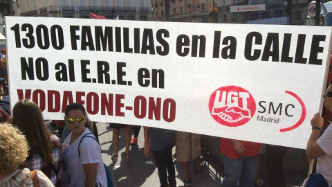 Imagen de la protesta contra el ERE en Vodafone, junto a una tienda de la operadora en la madrileña Puerta del Sol. TWITTER