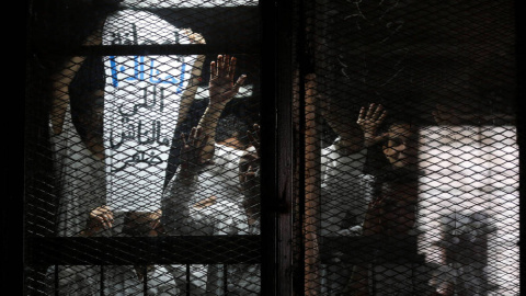 El fotoperiodista egipcio Mahmoud Abu Zeid, durante su juicio en El Cairo, el 31 de mayo de 2016. .-REUTERS