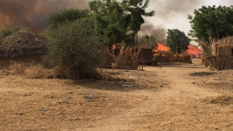 Una aldea incendiada en Camerún.-AMNISTÍA ITNERNACIONAL