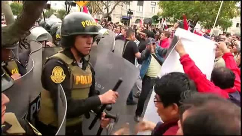 Protestas en Lima contra la decisiÃ³n del presidente peruano de disolver el Congreso