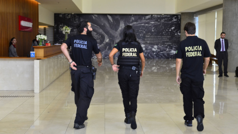 Agentes de la Policía Federal brasileña en la sede de la constructora Odebrecht en São Paulo, en febrero de 2016, durante una de las fases de la operación anticorrupción Lava-Jato. ROVENA ROSA/ AGÊNCIA BRASIL.