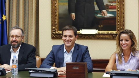 Albert Rivera (c) preside esta tarde la reunión del grupo parlamentario de Ciudadanos, junto al portavoz parlamentario, Juan Carlos Girauta (1i), y la diputada Patricia Reyes, miembro de la Mesa del Congreso (1d). EFE/Kiko Huesca