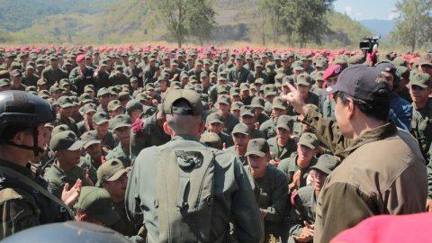 Fotografía cedida por el Palacio de Miraflores que muestra al presidente Nicolás Maduro mientras saluda a agentes de las fuerzas venezolanas que participan en ejercicios militares este viernes, en Caracas (Venezuela). Durante los ejercicios