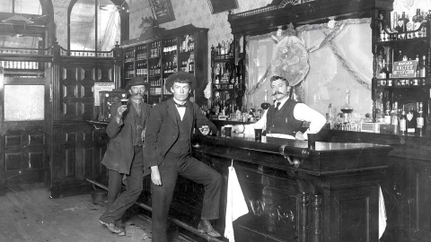 El salón Toll Gate de Black Hawk (Colorado), en 1897.