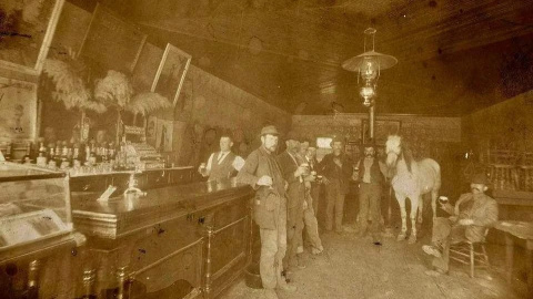 Un salón de Castle Dale (Utah), en 1905.