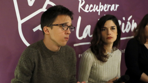 El secretario de Política de Podemos, Íñigo Errejón, acompañado por la diputada Clara Serra. /EFE