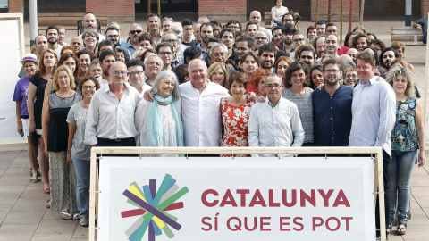 El cabeza de lista de Barcelona para las elecciones del 27S, Lluís Rabell, posan con el resto de candidatos de Catalunya Sí Que Es Pot. EFE