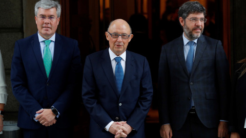 El ministro de Hacienda, Cristóbal Montoro (c), acompañado por acompañado por los secretarios de Estado de Presupuestos y Gastos, Alberto Nadal (d), y de Hacienda, José Enrique Fernández Moya (i), a su llegada al Congreso de los Diputados p