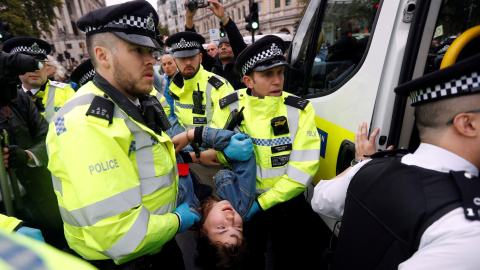 07/10/2019 - Un manifestante es detenido durante la protesta por el clima en Trafalgar Square, Londres. REUTERS / Peter Nicholls