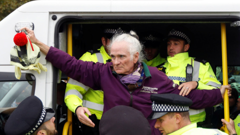 07/10/2019 - Una manifestante es detenida durante la protesta por el clima en Trafalgar Square, Londres. REUTERS / Peter Nicholls