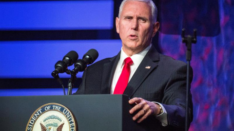 El vicepresidente de Estados Unidos, Mike Pence, ofrece un discurso en el que apoya al líder de la oposición venezolana, Juan Guaidó, tras una mesa redonda en la que han participado exiliados y líderes comunitarios venezolanos, este viernes