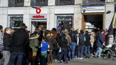 Colas en la Puerta del Sol de Madrid el día de antes del sorteo de Navidad. EFE/Archivo