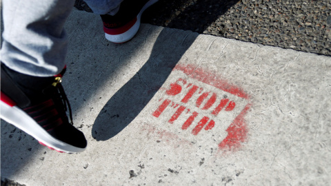 Un mensaje contra el TTIP dibujado en el suelo de una calle de Frankfurt, Alemania. REUTERS/Ralph Orlowski