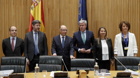 El ministro de Hacienda, Cristóbal Montoro (3i), acompañado por los secretarios de Estado de Presupuestos y Gastos, Alberto Nadal (2i); Hacienda, José Enrique Fernández Moya (3d); y de Función Pública, Elena Collado (2d); el subsecretario d