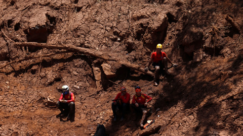 Rescue workers pause during a search and rescue mission after a tailings dam owned by Brazilian mining company Vale SA collapsed, in Brumadinho, Brazil February 2, 2019. REUTERS/Adriano Machado