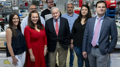 Primera fila:  Irene Fernández-Nueda, Marta Cortés-Canteli, Valentín Fuster, Ana Marcos-Díaz y Borja Ibáñez. Detrás: Javier Sánchez-González, Carlos Cerón y Sergio Callejas. / CNIC