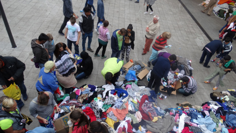 Distribución de ropa a los refugiados en la estación de trenes./ C.T