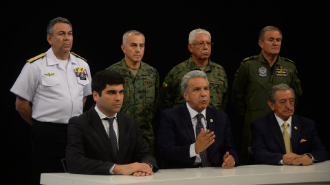 Fotografía cedida que muestra al presidente ecuatoriano, Lenín Moreno (c sentado), acompañado por el vicepresidente, Otto Sonneholzner (i); y el ministro de Defensa, Oswaldo Jarrín (d), este lunes. / EFE