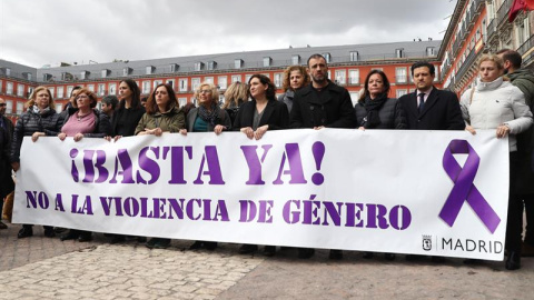 Carmena y Colau, en la plaza Mayor de Madrid. / EFE