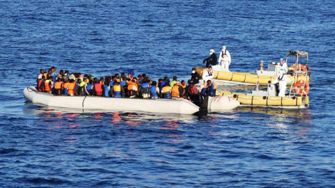 Fotografía facilitada hoy, 30 de agosto de 2016, por la Guardia Costera italiana muestra a varias personas en un barco durante una operación de rescate de 190 inmigrantes por el barco de la Armada Italiana Fiorillo ayer en el mar Mediterrán