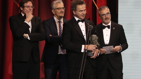 El director Javier Fesser (d) y los productores de la película "Campeones" tras recibir el premio a "Mejor película", durante la gala de entrega de los Premios Goya 2019.- EFE/Ballesteros.