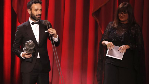 Rodrigo Sorogoyen tras recibir el Goya a "Mejor dirección" por su película "El Reino", durante la gala de entrega de los Premios Goya 2019.- EFE/BALLESTEROS.