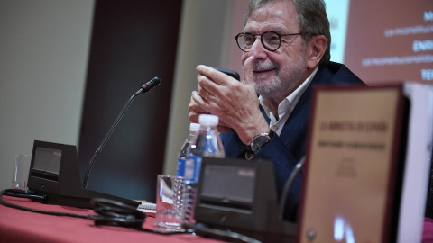 El miembro de la Real Academia Española y Presidente de honor del diario EL PAÍS, Juan Luis Cebrián, interviene durante presentación del libro 'La amnistía en España.