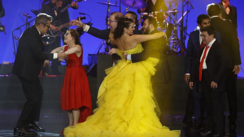 El equipo de la película "Campeones" tras recibir el Goya a la Mejor película durante la gala de entrega de los Premios Goya 2019.- EFE