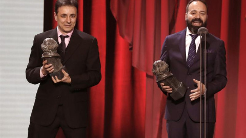 Roberto Fernández (d) y Alfonso Raposo reciben el Goya el Mejor Sonido, por su trabajo en "El Reino", durante la gala de entrega de los Premios Goya 2019.-EFE