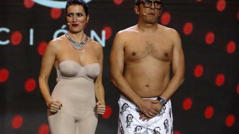 Los presentadores Silvia Abril y Andreu Buenafuente durante la gala de entrega de los Premios Goya 2019.-EFE