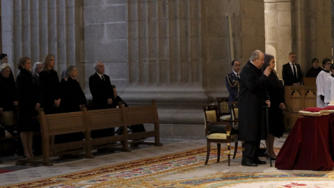 Los Reyes Don Juan Carlos y Doña Sofía, y las Infantas Elena y Cristina, durante la misa por don Juan de Borbón en el 25 aniversario de su muerte. EFE