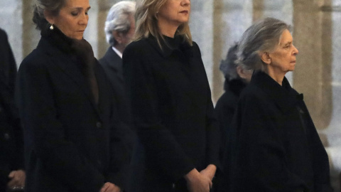 La infanta Cristina, y la Infanta Elena, durante la misa por don Juan de Borbón en el 25 aniversario de su muerte. EFE