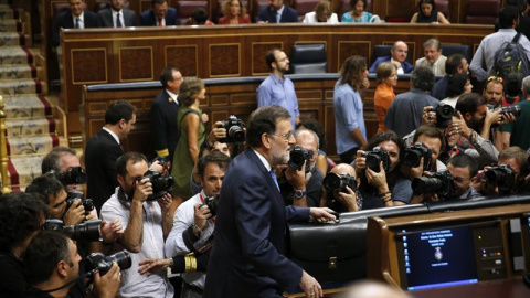 El presidente del Gobierno en funciones, Mariano Rajoy (c), a su llegada al hemiciclo del Congreso de los Diputados esta tarde para la primera jornada del debate de investidura al que se someterá. EFE/Juan Carlos Hidalgo