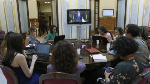 Periodistas siguen por televisión desde una sala del Congreso el discurso de investidura del presidente del Gobierno en funciones, Mariano Rajoy. EFE/Juan Carlos Hidalgo