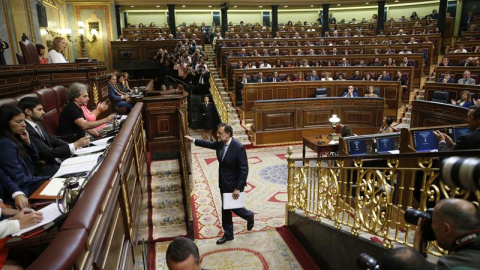 El presidente del Gobierno en funciones, Mariano Rajoy, sube al estrado para su intervención esta tarde en el Congreso de los Diputados, en la primera jornada del debate de investidura al que se somete. EFE/Juan Carlos Hidalgo