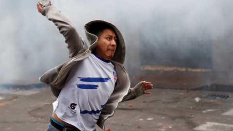 Un manifestante tira una piedra. REUTERS / Carlos Garcia Rawlins