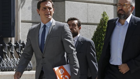 Albert Rivera (i), presidente de Ciudadanos, el portavoz parlamentario, Juan Carlos Girauta (1d), y el diputado Miguel Angel Gutiérrez (2d) llegan esta tarde al Congreso para asistir a la primera jornada del debate de investidura a la que s