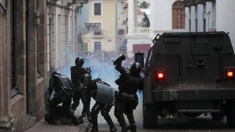 Las fuerzas de seguridad detienen a un manifestante durante una protesta contra las medidas de austeridad del presidente de Ecuador, Lenin Moreno, en Quito, Ecuador, 8 de octubre de 2019. REUTERS / Ivan Alvarado