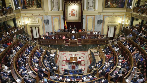 Vista general del hemiciclo durante la intervención del presidente del Gobierno en funciones, Mariano Rajoy (c), esta tarde en el Congreso de los Diputados, en la primera jornada del debate de investidura al que se somete. EFE/Juan Carlos H