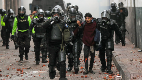 Las fuerzas de seguridad detienen a un manifestante durante una protesta contra las medidas de austeridad del presidente de Ecuador, Lenin Moreno, en Quito, Ecuador, 8 de octubre de 2019. REUTERS / Ivan Alvarado