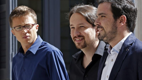 El secretario general de Podemos,Pablo Iglesias (c), el portavoz de Podemos en el Congreso Iñigo Errejón (i) y el líder de IU, Alberto Garzón (dcha), a su llegada esta tarde al Congreso para asistir a la primera jornada del debate de invest