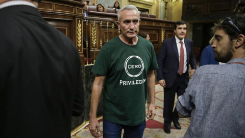 El diputado de Unidos Podemos Diego Cañamero llega al hemiciclo con una camiseta con el eslogan "Cero privilegios", en la primera jornada del debate de investidura del presidente del Gobierno en funciones, Mariano Rajoy, esta tarde en el Co