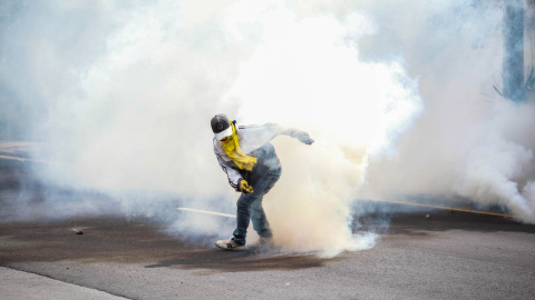 Un joven con una máscara rodeado de gas lacrimógeno. / Europa Press -  Juan Diego Montenegro