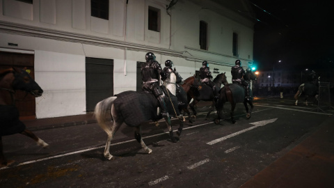 Policías a caballo en las calles de Quito. EFE/ José Jacome