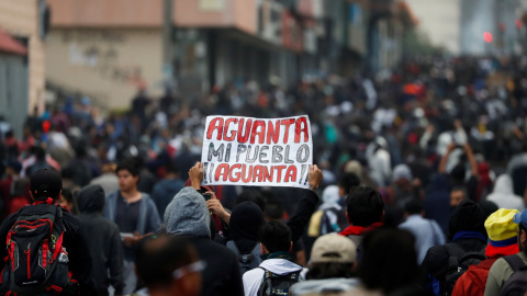 Una persona sostiene un cartel en una manifestación.  REUTERS/Carlos Garcia Rawlins