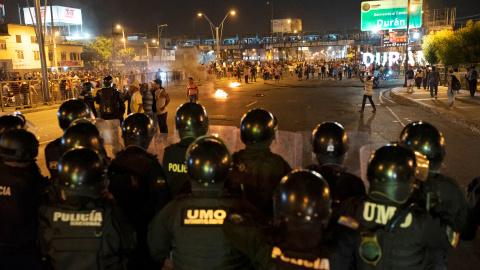 La policía vigila a los manifestantes. REUTERS/Santiago Arcos